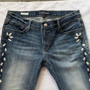 DRIFTWOOD MARILYN Straight leg jeans  with White Leaf Embroidery SZ 29